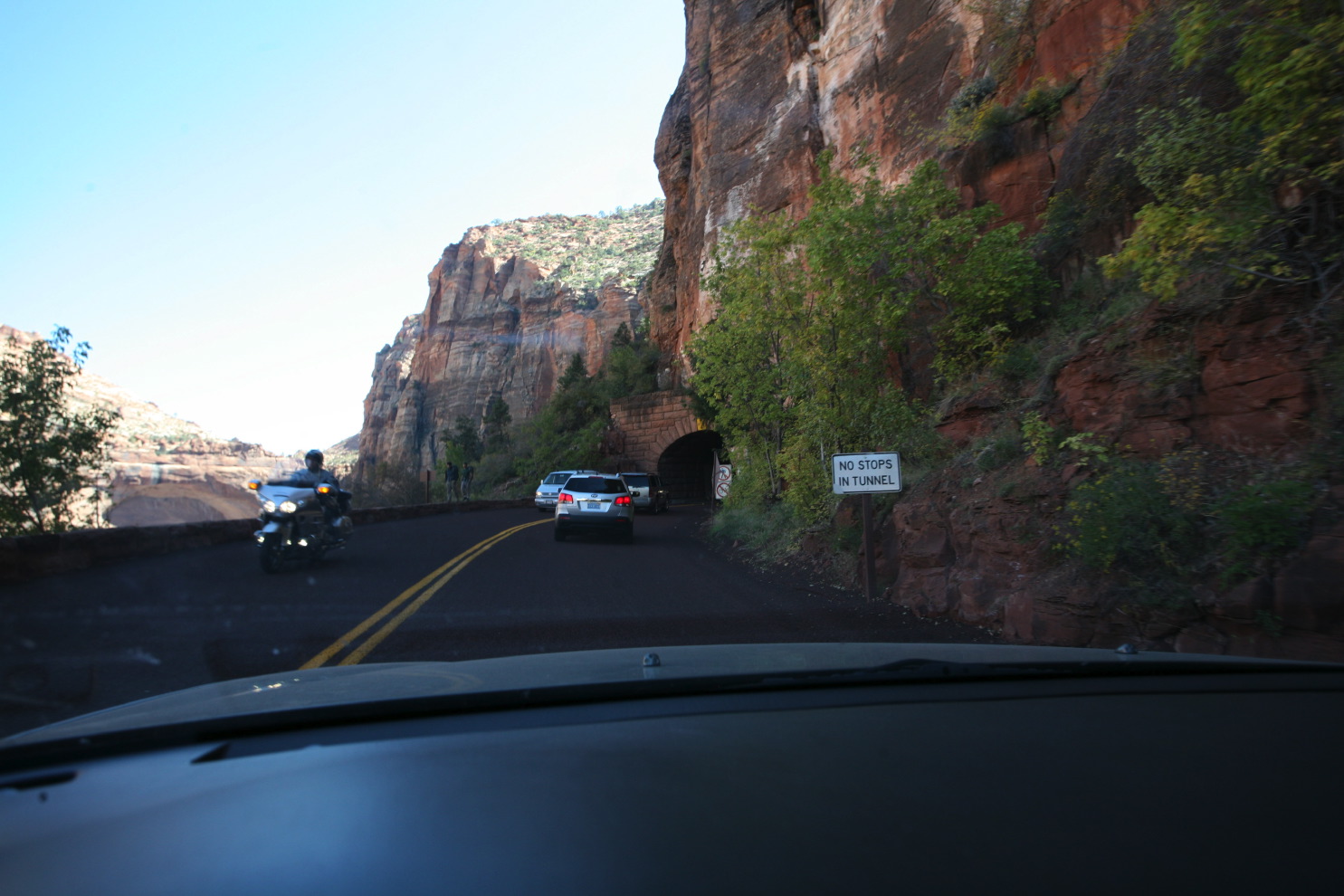 road leaving zion can#3bfe.jpg